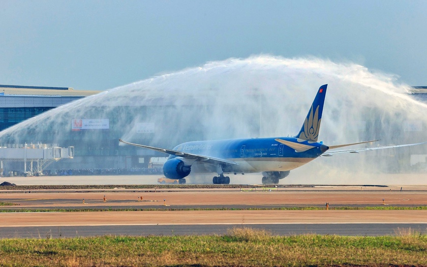 Nghi thức chào đón chuyến bay bằng vòi rồng có ý nghĩa gì?- Ảnh 1. Nghi thức chào đón chuyến bay bằng vòi rồng có ý nghĩa gì?- Ảnh 1.