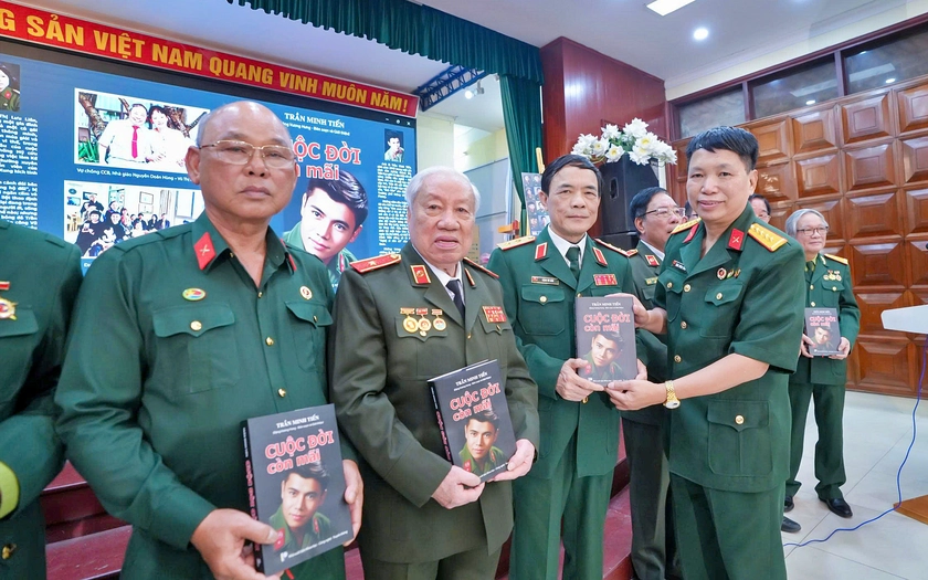 "T&igrave;nh y&ecirc;u trong chiến tranh" qua những trang s&aacute;ch mới - Ảnh 1.