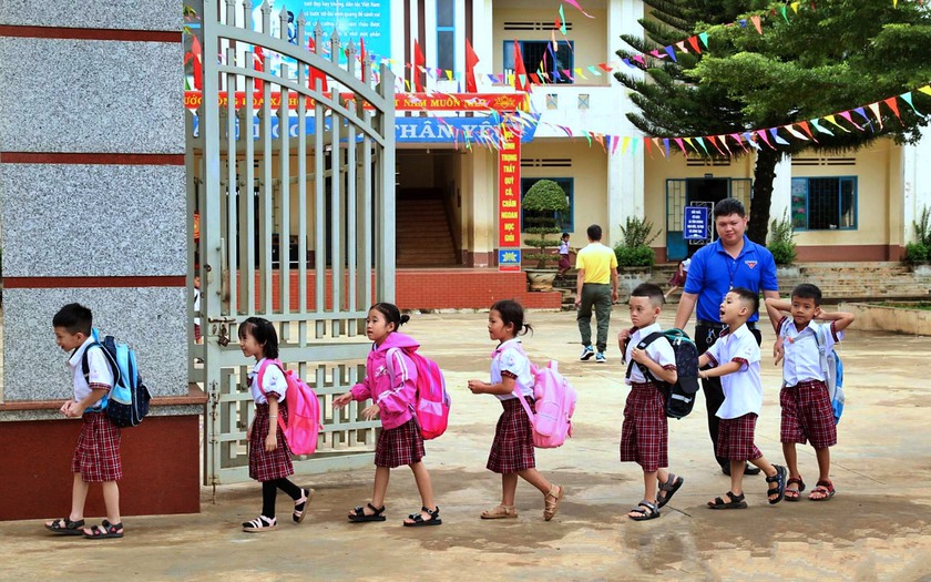 Miễn học phí nhưng vẫn "thu thêm": Đã đến lúc phải điều chỉnh Chương trình giáo dục phổ thông - Ảnh 1.