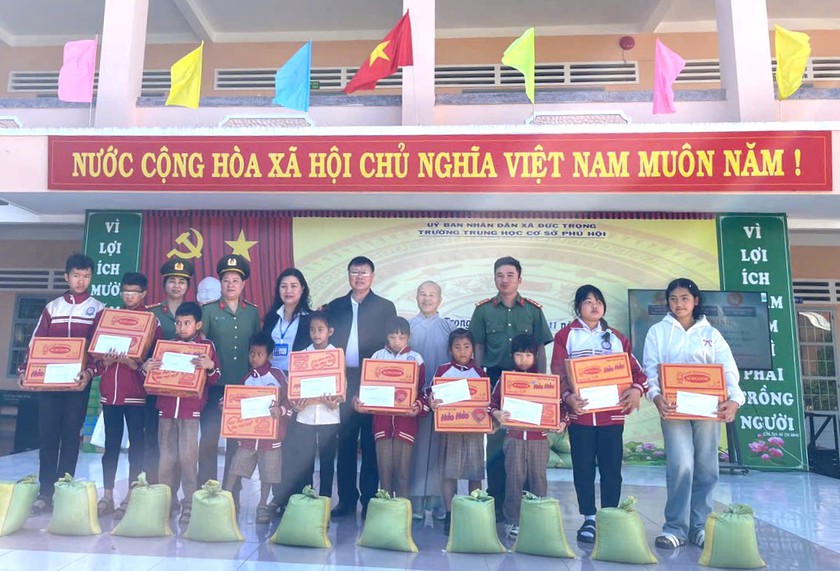 Hội Khuyến học tỉnh Lâm Đồng trao hơn 150 phần quà, học bổng cho học sinh khó khăn - Ảnh 1.