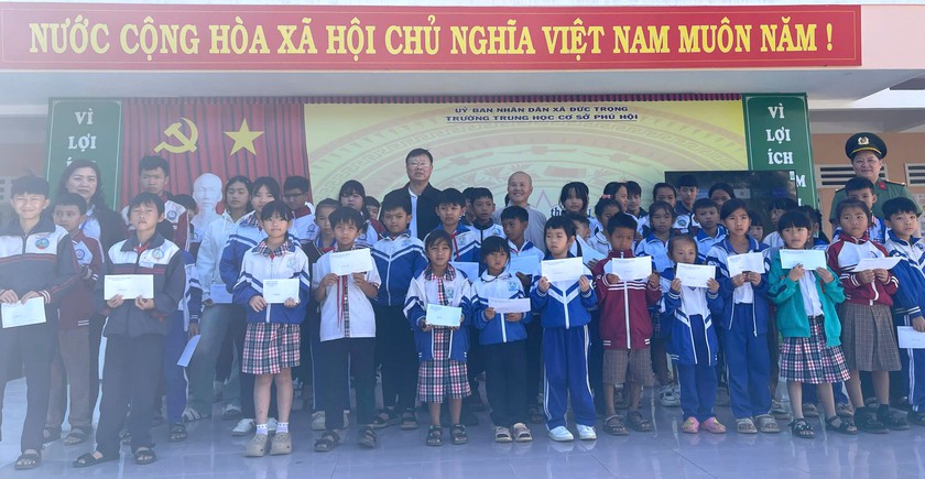 Hội Khuyến học tỉnh Lâm Đồng trao hơn 150 phần quà, học bổng cho học sinh khó khăn - Ảnh 3.