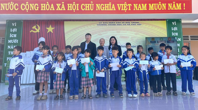 Hội Khuyến học tỉnh Lâm Đồng trao hơn 150 phần quà, học bổng cho học sinh khó khăn - Ảnh 2.