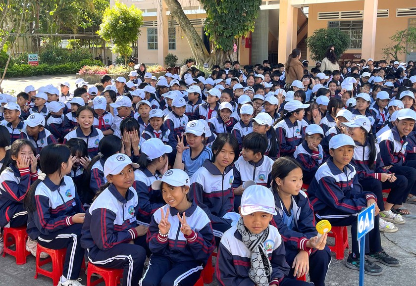 Hội Khuyến học tỉnh Lâm Đồng trao hơn 150 phần quà, học bổng cho học sinh khó khăn - Ảnh 4.