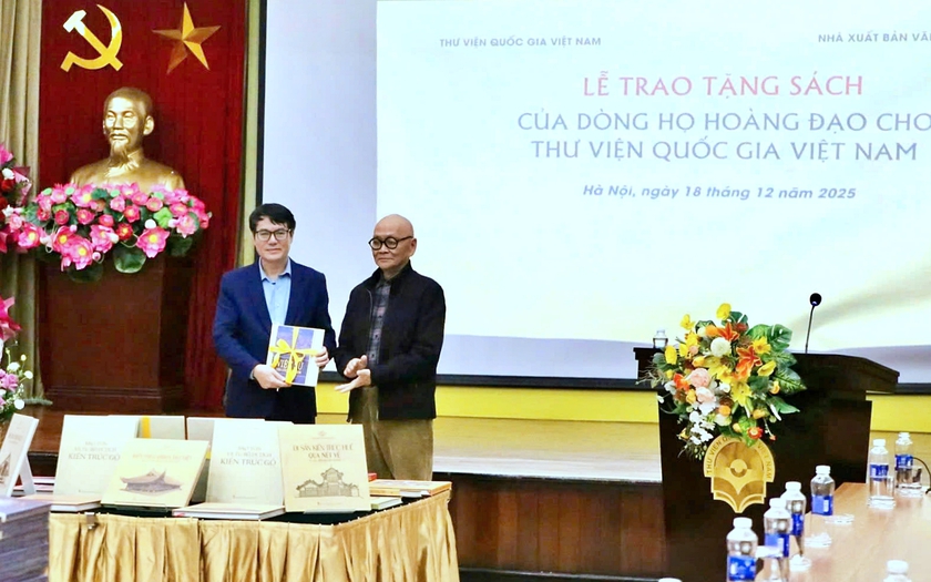 Ra mắt 2 cuốn sách "Việt sử tân ước toàn biên" và "Bảo tồn tu bổ di tích kiến trúc gỗ" - Ảnh 1.