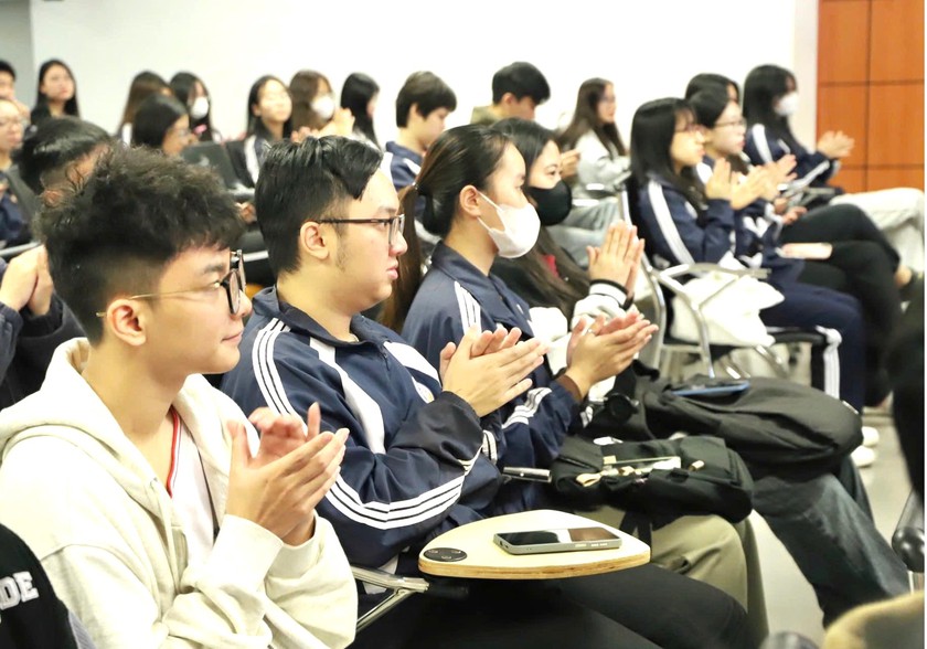 Đại học Kinh tế Quốc d&acirc;n giữ nguy&ecirc;n 3 phương thức x&eacute;t tuyển, tăng cường kết hợp chứng chỉ IELTS, SAT - Ảnh 1.