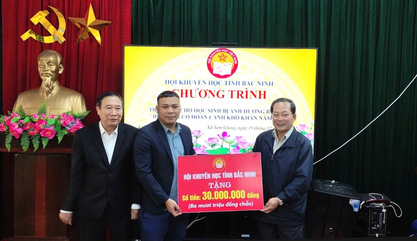 Hội Khuyến học tỉnh Bắc Ninh trao 100 suất qu&agrave; tặng học sinh c&oacute; ho&agrave;n cảnh kh&oacute; khăn - Ảnh 1.