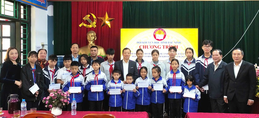 Hội Khuyến học tỉnh Bắc Ninh trao 100 suất qu&agrave; tặng học sinh c&oacute; ho&agrave;n cảnh kh&oacute; khăn - Ảnh 2.