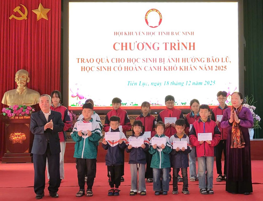 Hội Khuyến học tỉnh Bắc Ninh trao 100 suất qu&agrave; tặng học sinh c&oacute; ho&agrave;n cảnh kh&oacute; khăn - Ảnh 4.