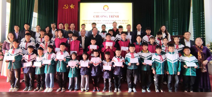 Hội Khuyến học tỉnh Bắc Ninh trao 100 suất qu&agrave; tặng học sinh c&oacute; ho&agrave;n cảnh kh&oacute; khăn - Ảnh 5.