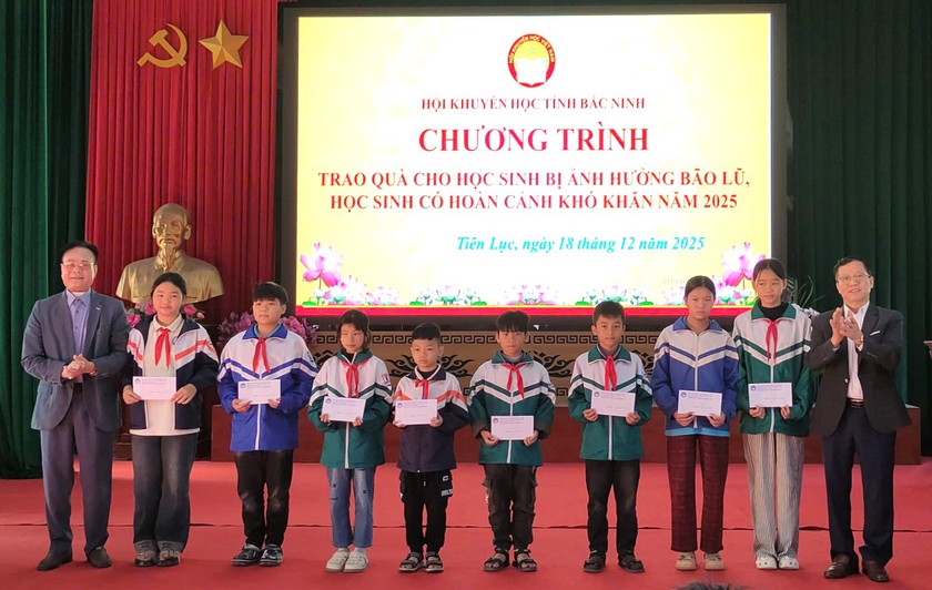 Hội Khuyến học tỉnh Bắc Ninh trao 100 suất qu&agrave; tặng học sinh c&oacute; ho&agrave;n cảnh kh&oacute; khăn - Ảnh 3.