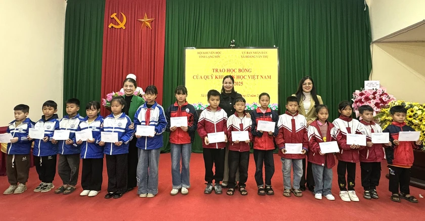 Trao học bổng Quỹ Khuyến học Việt Nam tặng 50 em học sinh Lạng Sơn - Ảnh 1.