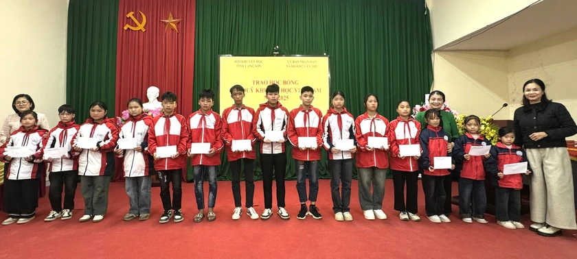 Trao học bổng Quỹ Khuyến học Việt Nam tặng 50 em học sinh Lạng Sơn - Ảnh 2.