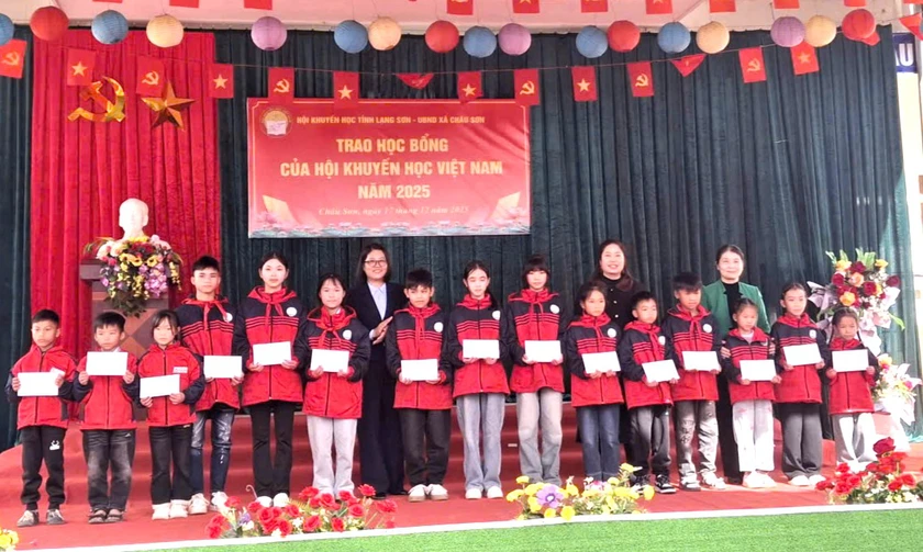 Hội Khuyến học tỉnh Lạng Sơn trao 50 suất học bổng cho học sinh ngh&egrave;o vượt kh&oacute; - Ảnh 2.