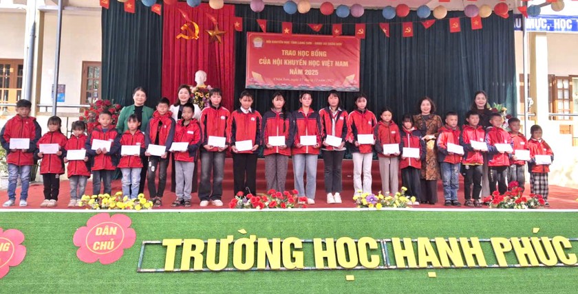 Hội Khuyến học tỉnh Lạng Sơn trao 50 suất học bổng cho học sinh ngh&egrave;o vượt kh&oacute; - Ảnh 1.
