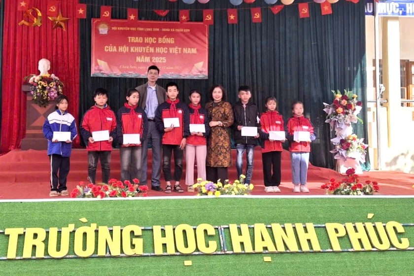 Hội Khuyến học tỉnh Lạng Sơn trao 50 suất học bổng cho học sinh ngh&egrave;o vượt kh&oacute; - Ảnh 3.