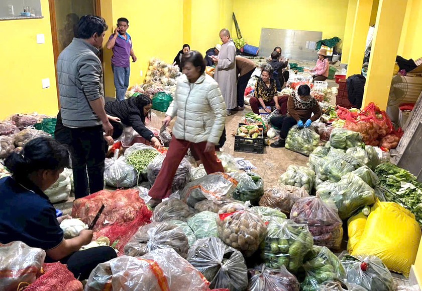 Hội Khuyến học tỉnh Lâm Đồng trao hơn 2.500 phần quà cho bà con các tỉnh vùng lũ - Ảnh 2.