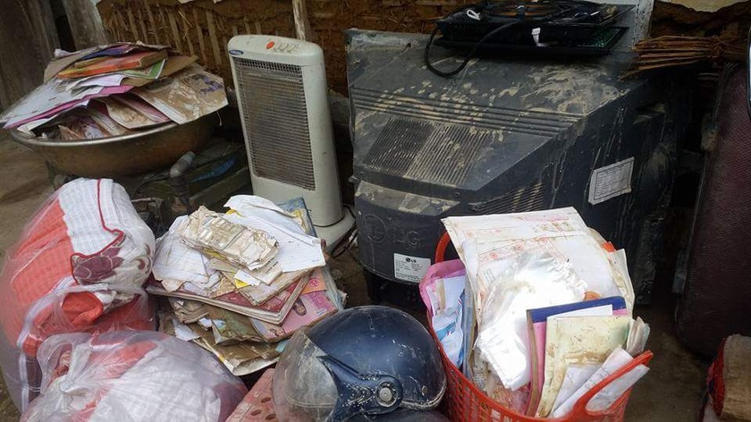 Khi lớp bùn theo nước lũ rửa trôi đi - Ảnh 6.