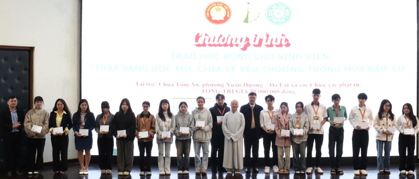 Hội Khuyến học tỉnh Lâm Đồng trao 119 suất học bổng cho sinh viên Trường Đại học Đà Lạt - Ảnh 1.