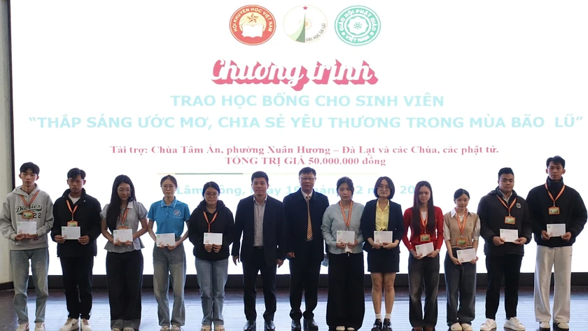 Hội Khuyến học tỉnh Lâm Đồng trao 119 suất học bổng cho sinh viên Trường Đại học Đà Lạt - Ảnh 2.