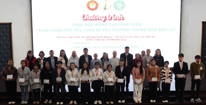 Hội Khuyến học tỉnh Lâm Đồng trao 119 suất học bổng cho sinh viên Trường Đại học Đà Lạt - Ảnh 3.
