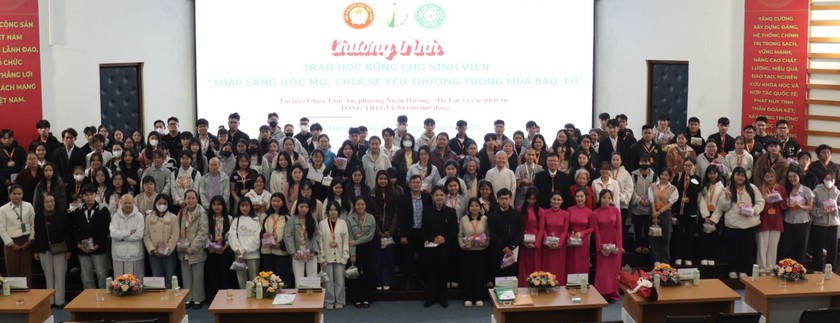 Hội Khuyến học tỉnh Lâm Đồng trao 119 suất học bổng cho sinh viên Trường Đại học Đà Lạt - Ảnh 4.