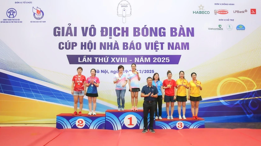 Giải v&ocirc; địch b&oacute;ng b&agrave;n C&uacute;p Hội Nh&agrave; b&aacute;o Việt Nam 2025: Ng&agrave;y hội gi&agrave;u t&iacute;nh kết nối của c&aacute;c nh&agrave; b&aacute;o - Ảnh 16.