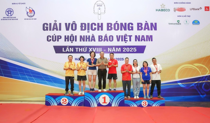 Giải v&ocirc; địch b&oacute;ng b&agrave;n C&uacute;p Hội Nh&agrave; b&aacute;o Việt Nam 2025: Ng&agrave;y hội gi&agrave;u t&iacute;nh kết nối của c&aacute;c nh&agrave; b&aacute;o - Ảnh 13.