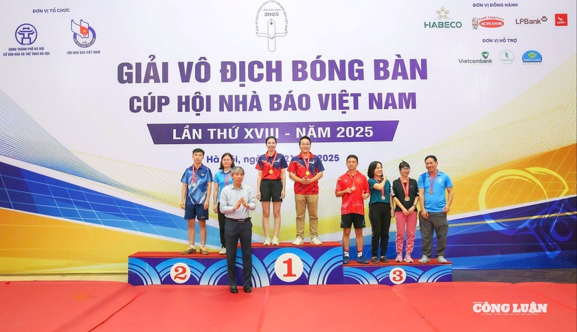 Giải v&ocirc; địch b&oacute;ng b&agrave;n C&uacute;p Hội Nh&agrave; b&aacute;o Việt Nam 2025: Ng&agrave;y hội gi&agrave;u t&iacute;nh kết nối của c&aacute;c nh&agrave; b&aacute;o - Ảnh 11.