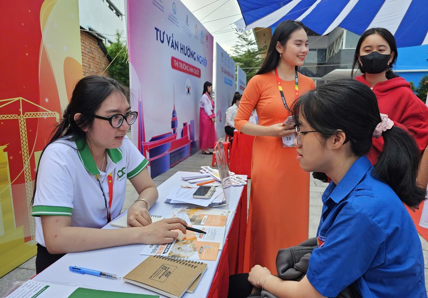 Hội Khuyến học Th&agrave;nh phố Cần Thơ phối hợp tổ chức ng&agrave;y hội hướng nghiệp, du học, việc l&agrave;m - Ảnh 1.