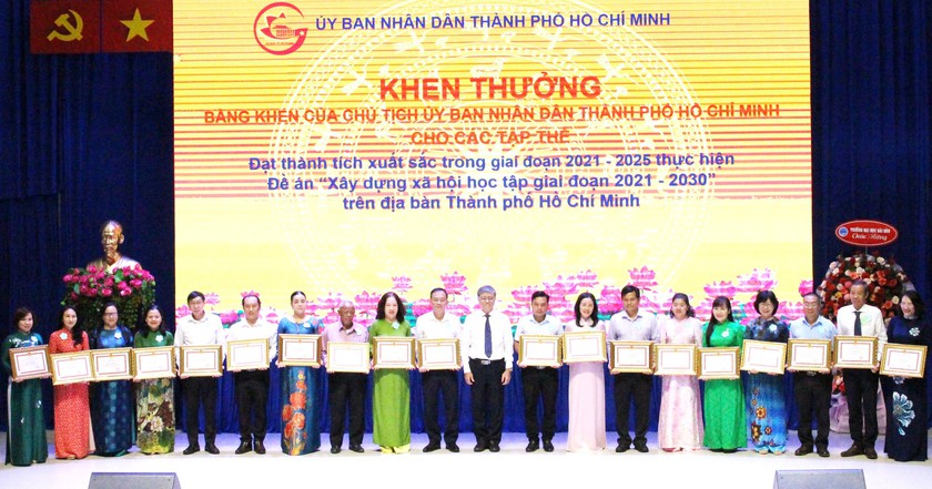 Thực h&agrave;nh học tập suốt đời tr&ecirc;n nền tảng gi&aacute;o dục số, học tập cộng đồng số - Ảnh 1.