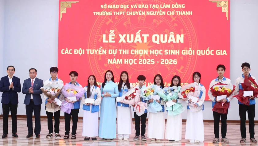 Hội Khuyến học L&acirc;m Đồng trao 59 suất học bổng khuyến t&agrave;i cho đội tuyển dự thi chọn học sinh giỏi quốc gia - Ảnh 1.