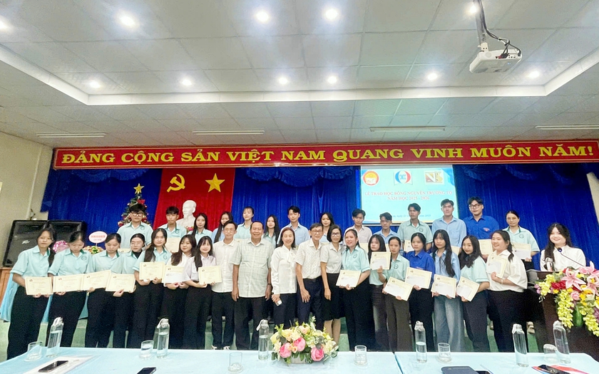 Quỹ Khuyến học Việt Nam c&ugrave;ng nh&agrave; t&agrave;i trợ trao học bổng Nguyễn Trường Tộ - Ảnh 1.