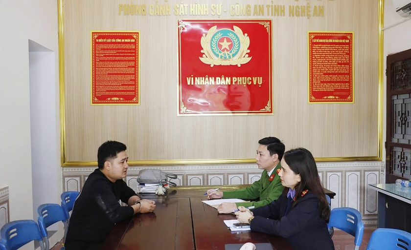 Triệt ph&aacute; ổ nh&oacute;m mua b&aacute;n vũ kh&iacute; qu&acirc;n dụng, bắt giữ 42 đối tượng - Ảnh 2.