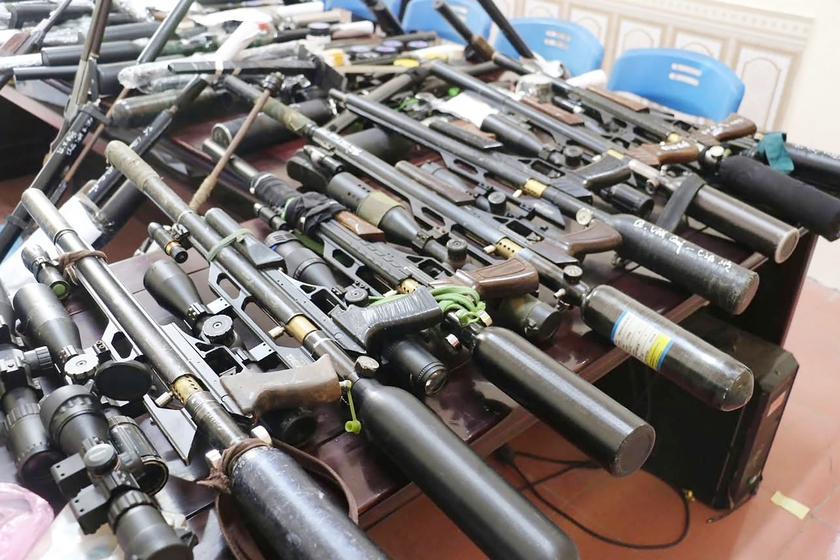 Triệt ph&aacute; ổ nh&oacute;m mua b&aacute;n vũ kh&iacute; qu&acirc;n dụng, bắt giữ 42 đối tượng - Ảnh 7.