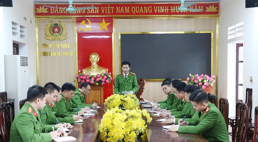 Triệt ph&aacute; ổ nh&oacute;m mua b&aacute;n vũ kh&iacute; qu&acirc;n dụng, bắt giữ 42 đối tượng - Ảnh 1.