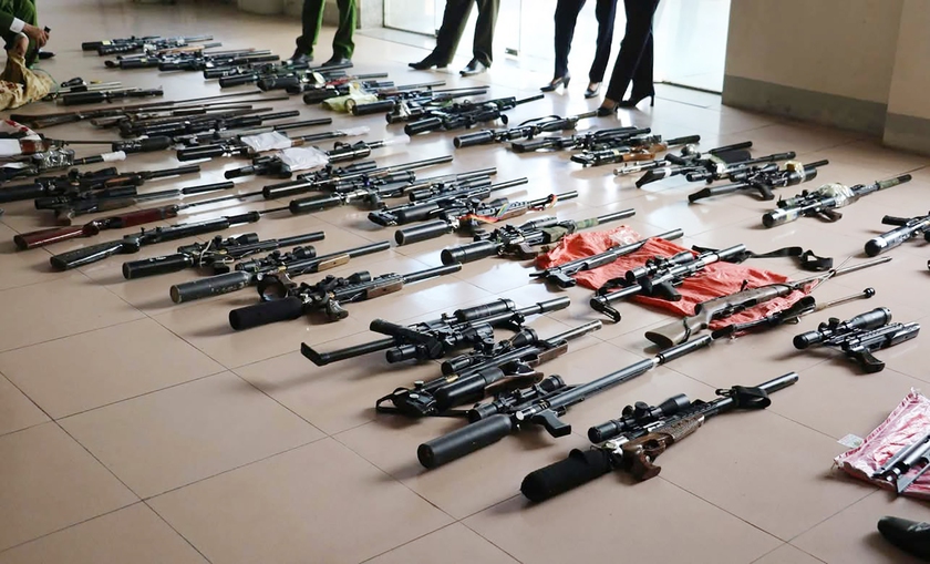 Triệt ph&aacute; ổ nh&oacute;m mua b&aacute;n vũ kh&iacute; qu&acirc;n dụng, bắt giữ 42 đối tượng - Ảnh 4.
