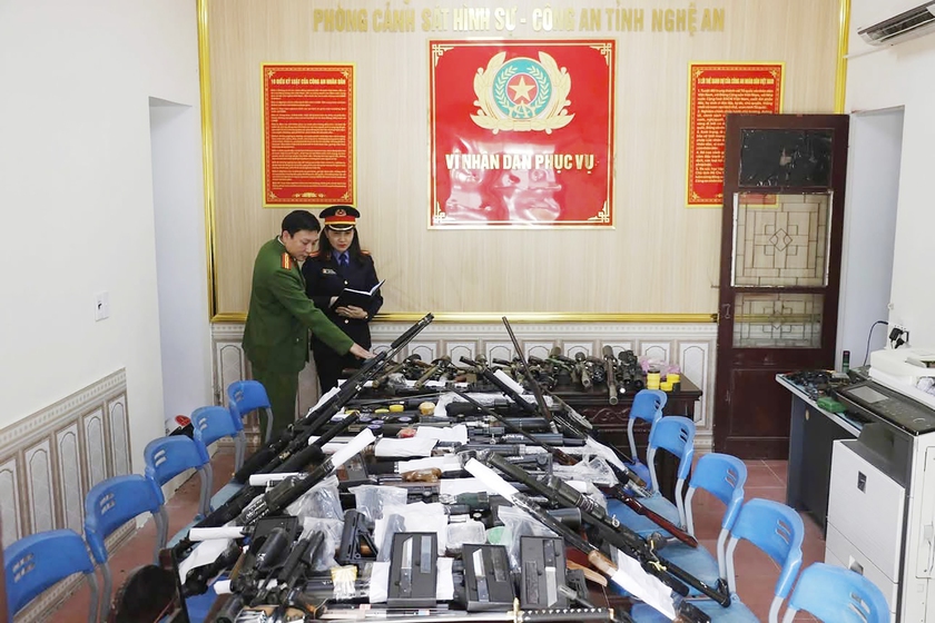 Triệt ph&aacute; ổ nh&oacute;m mua b&aacute;n vũ kh&iacute; qu&acirc;n dụng, bắt giữ 42 đối tượng - Ảnh 5.