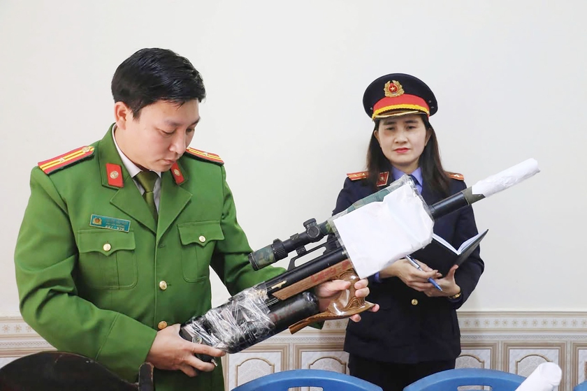 Triệt ph&aacute; ổ nh&oacute;m mua b&aacute;n vũ kh&iacute; qu&acirc;n dụng, bắt giữ 42 đối tượng - Ảnh 6.