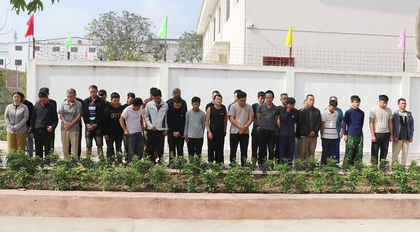 Triệt ph&aacute; ổ nh&oacute;m mua b&aacute;n vũ kh&iacute; qu&acirc;n dụng, bắt giữ 42 đối tượng - Ảnh 8.