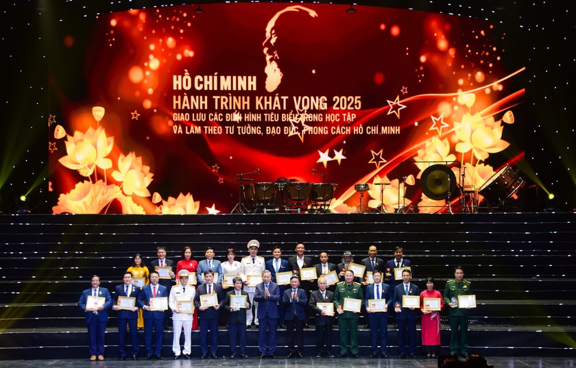 Đảng ủy VietinBank được vinh danh điển h&igrave;nh ti&ecirc;u biểu trong &ldquo;Học tập v&agrave; l&agrave;m theo tư tưởng, đạo đức, phong c&aacute;ch Hồ Ch&iacute; Minh"- Ảnh 2.