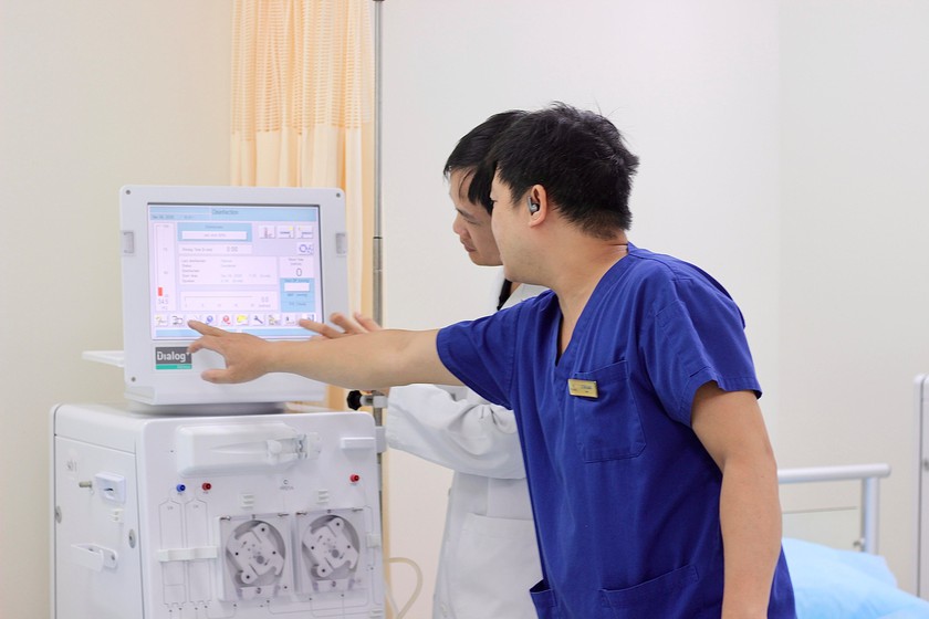 Lọc m&aacute;u khẩn cấp cứu người đ&agrave;n &ocirc;ng lạm dụng rượu &ldquo;bệnh chồng bệnh&rdquo; ở Ph&uacute; Quốc- Ảnh 2.