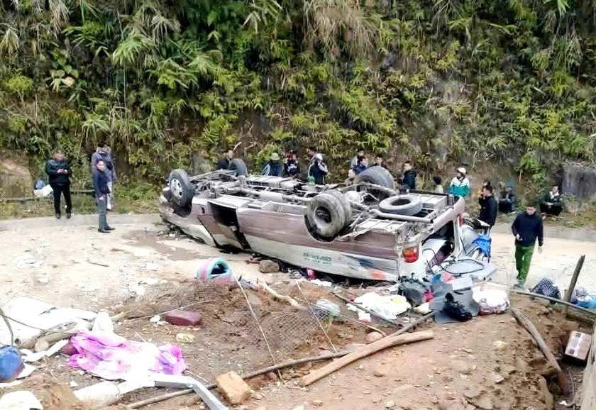 Xe kh&aacute;ch bị lật ở x&atilde; Ph&igrave;nh Hồ l&agrave; do bị mất phanh đột ngột khi đang xuống dốc quanh co - Ảnh 7.