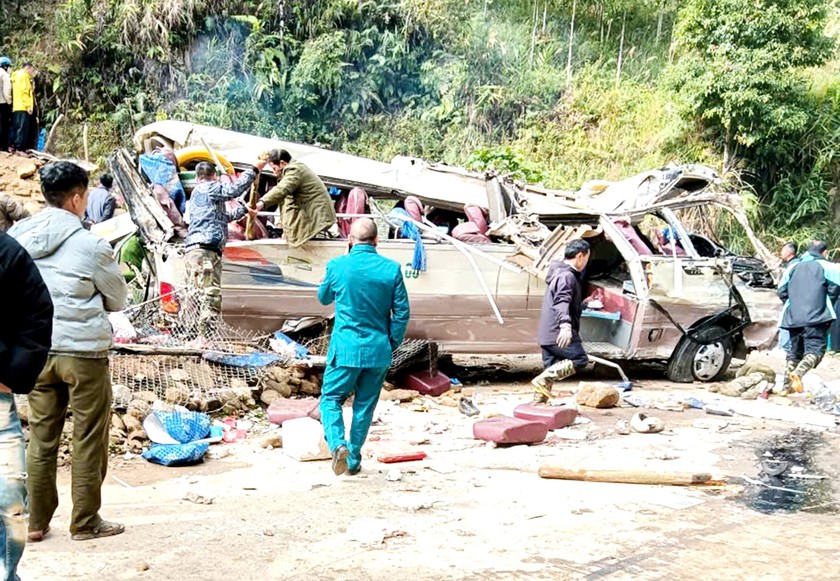 L&agrave;o Cai khẩn trương khắc phục vụ lật xe kh&aacute;ch, l&agrave;m 9 người tử vong  - Ảnh 5.