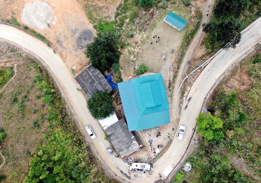 Xe kh&aacute;ch bị lật ở x&atilde; Ph&igrave;nh Hồ l&agrave; do bị mất phanh đột ngột khi đang xuống dốc quanh co - Ảnh 3.