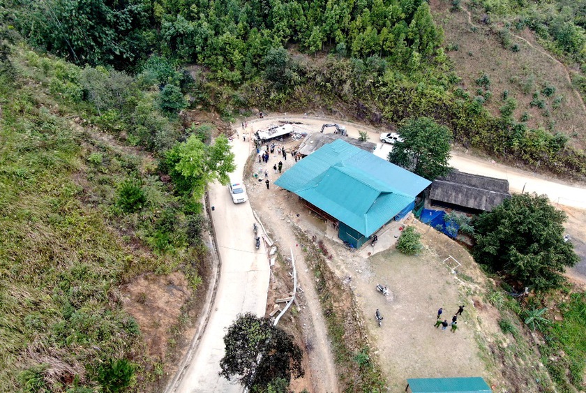 Xe kh&aacute;ch bị lật ở x&atilde; Ph&igrave;nh Hồ l&agrave; do bị mất phanh đột ngột khi đang xuống dốc quanh co - Ảnh 5.