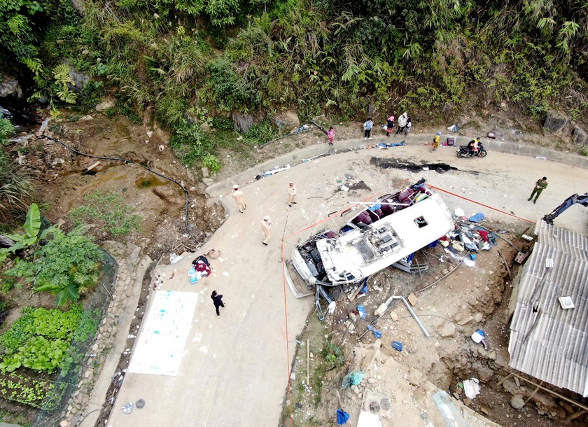 Xe kh&aacute;ch bị lật ở x&atilde; Ph&igrave;nh Hồ l&agrave; do bị mất phanh đột ngột khi đang xuống dốc quanh co - Ảnh 1.