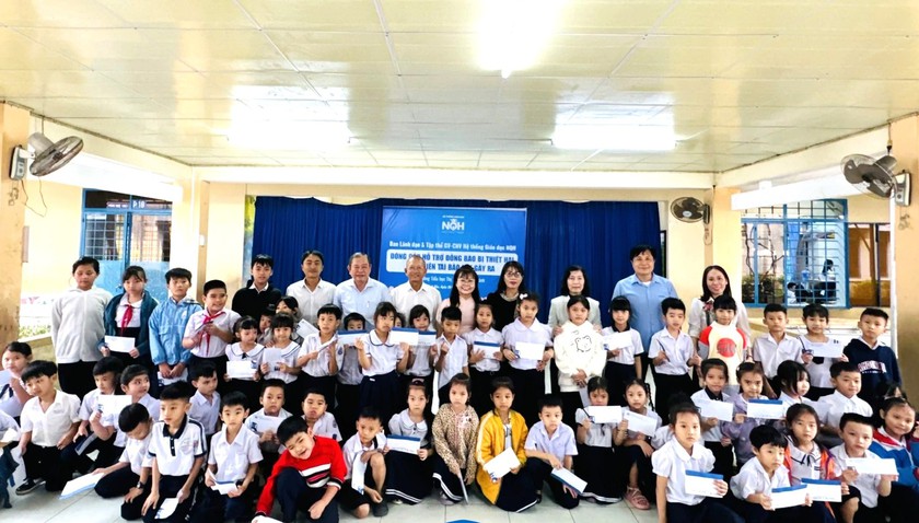 Hội Khuyến học Th&agrave;nh phố Hồ Ch&iacute; Minh c&ugrave;ng nh&agrave; đồng h&agrave;nh trao 400 suất qu&agrave; hỗ trợ học sinh Kh&aacute;nh H&ograve;a - Ảnh 1.