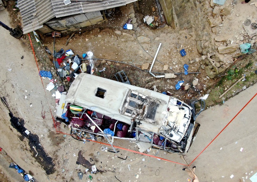 Xe kh&aacute;ch bị lật ở x&atilde; Ph&igrave;nh Hồ l&agrave; do bị mất phanh đột ngột khi đang xuống dốc quanh co - Ảnh 4.