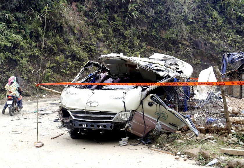 Xe kh&aacute;ch bị lật ở x&atilde; Ph&igrave;nh Hồ l&agrave; do bị mất phanh đột ngột khi đang xuống dốc quanh co - Ảnh 8.