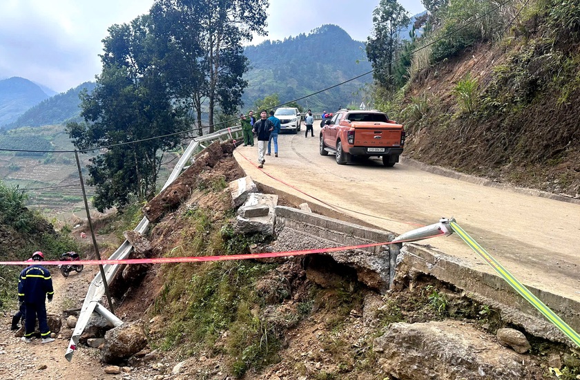 Xe kh&aacute;ch bị lật ở x&atilde; Ph&igrave;nh Hồ l&agrave; do bị mất phanh đột ngột khi đang xuống dốc quanh co - Ảnh 6.